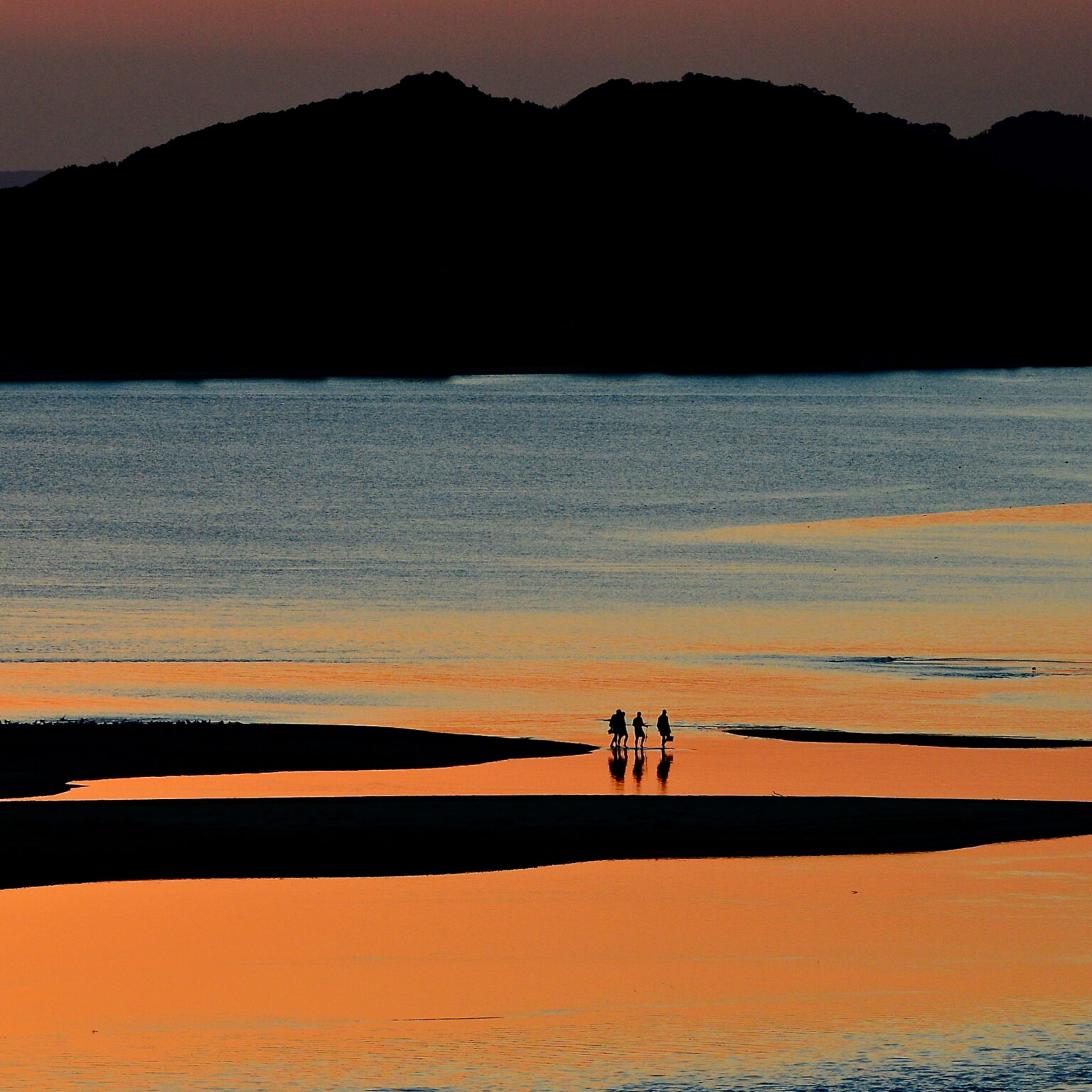 Sunset fishing people walking back to the Marlo town
