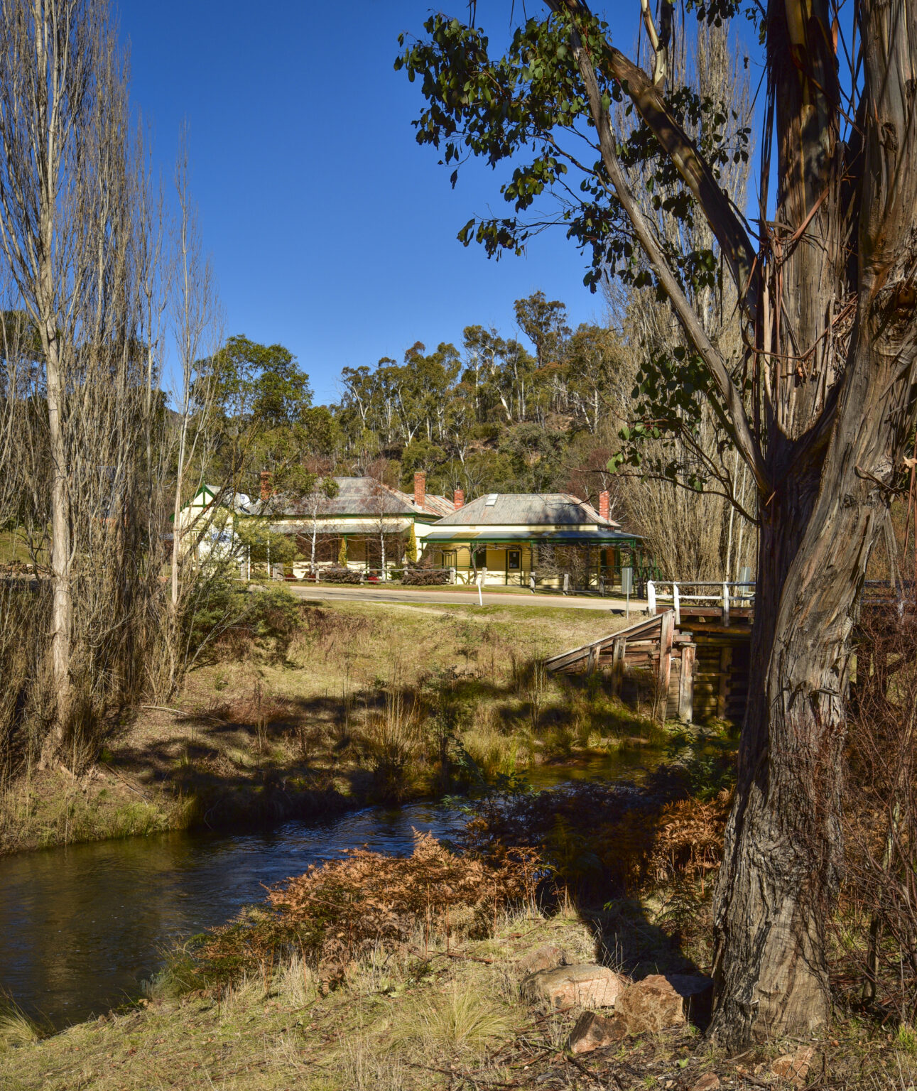 Blue_Duck_Inn_&_Cobungra_River_at_Anglers_Rest