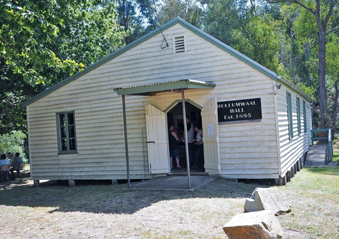 Bullumwaal Mechanics Hall photographed from the outside.
